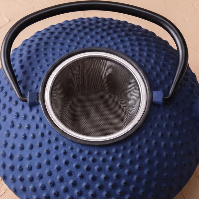 Öntöttvas teáskanna szűrővel, csészékkel és alátéttel TSUKO, 1,25 l, sötétkék